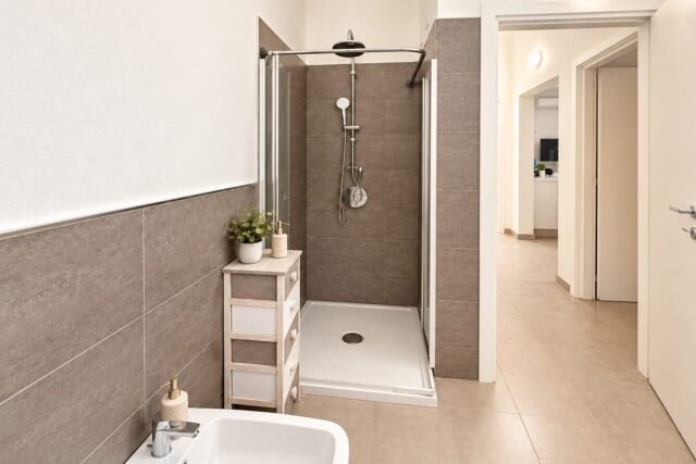 Immagine Photogallery Bagno-minimalista-con-doccia-e-corridoio-aspect-ratio-1920-1280