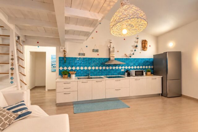 Immagine Photogallery Cucina-mediterranea-luminosa-con-dettagli-marini-aspect-ratio-1920-1280